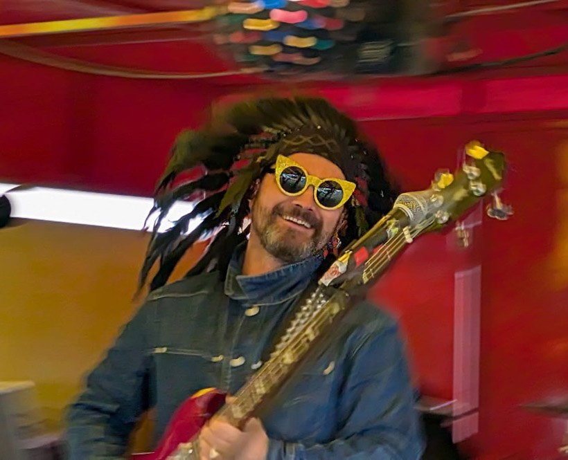 Denis, bassiste et créateur de UnitBasse, sur scène